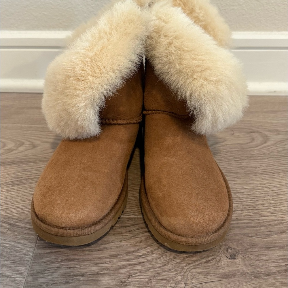 UGG Bailey Button Short Boots - Women's Tan Shearling Boots Chestnut - Size 5 US